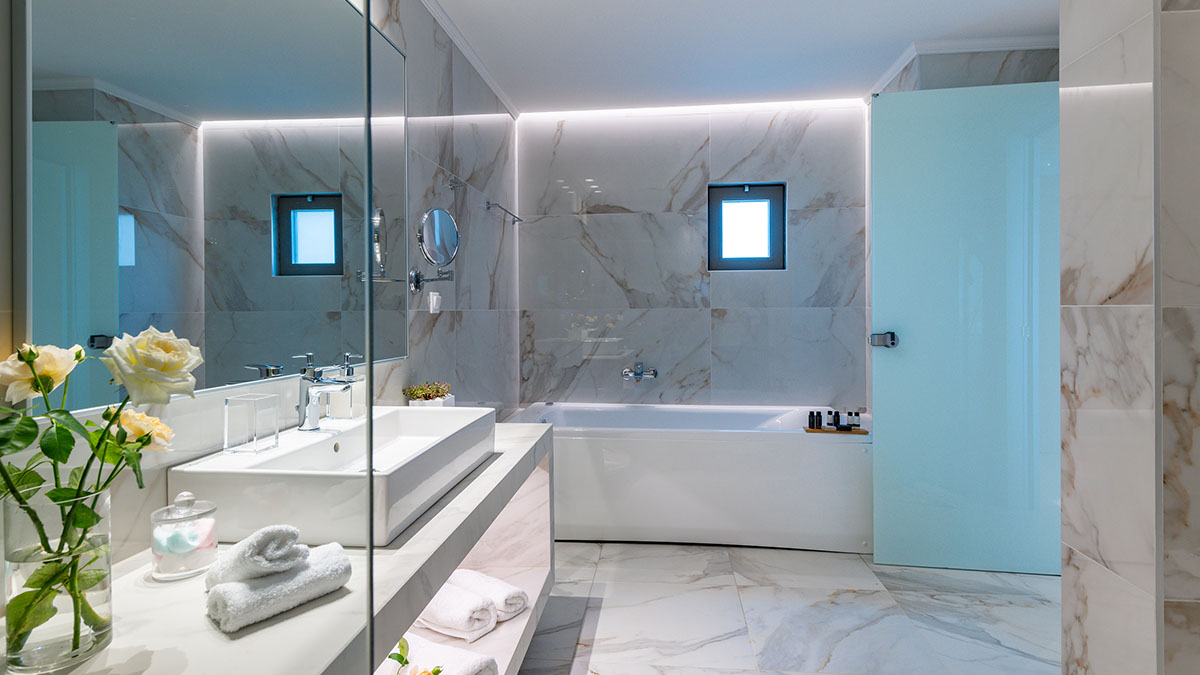 White Deluxe Suite Swim Up